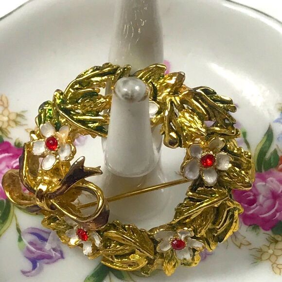 Christmas Vintage Tone Gold Brooch - Picture 1 of 5